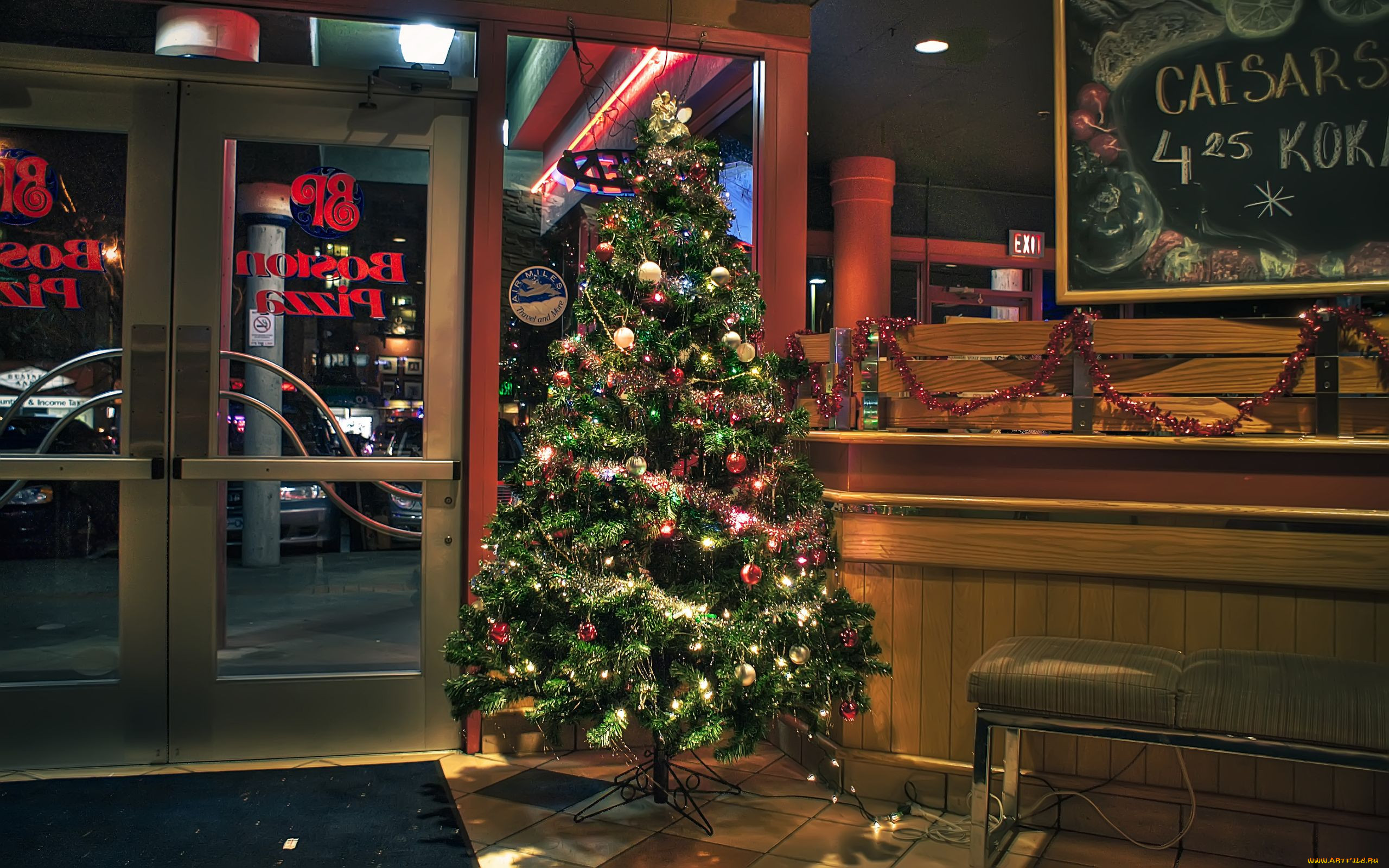 Елка кафе песня текст. Новогоднее кафе. Красивые елки в ресторане. Новогодняя елка в ресторане. Елка в кофейне.